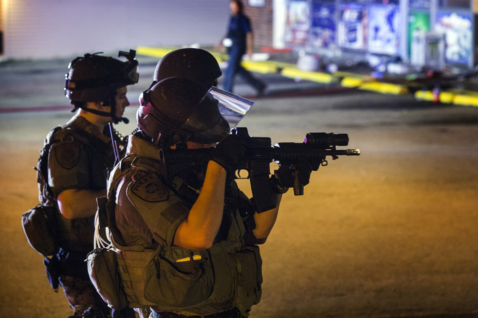 Policiers à Ferguson. Reuters